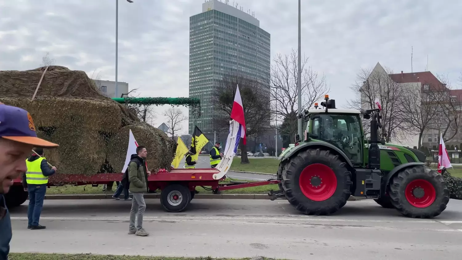 Protest rolników w Gdańsku. Na przyczepie czołg ze słomy