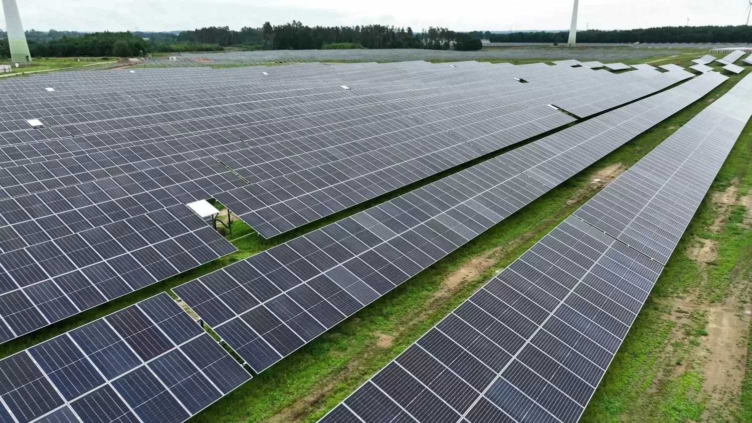 Farma fotowoltaiczna w Strzelinie z lotu ptaka