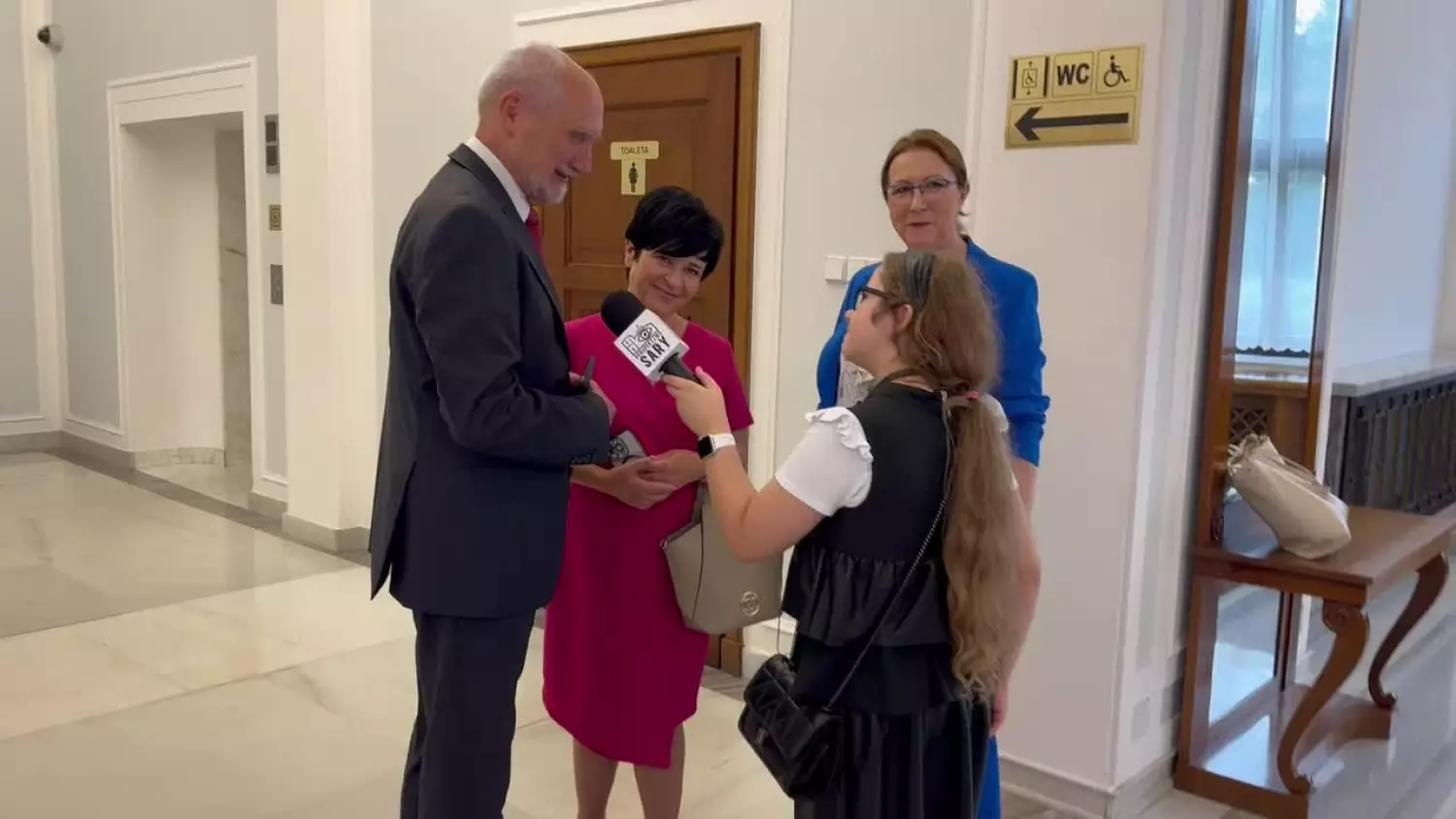 „Czy wolność słowa jest dla dzieci?”. Antoni Macierewicz odpowiada młodej dziennikarce