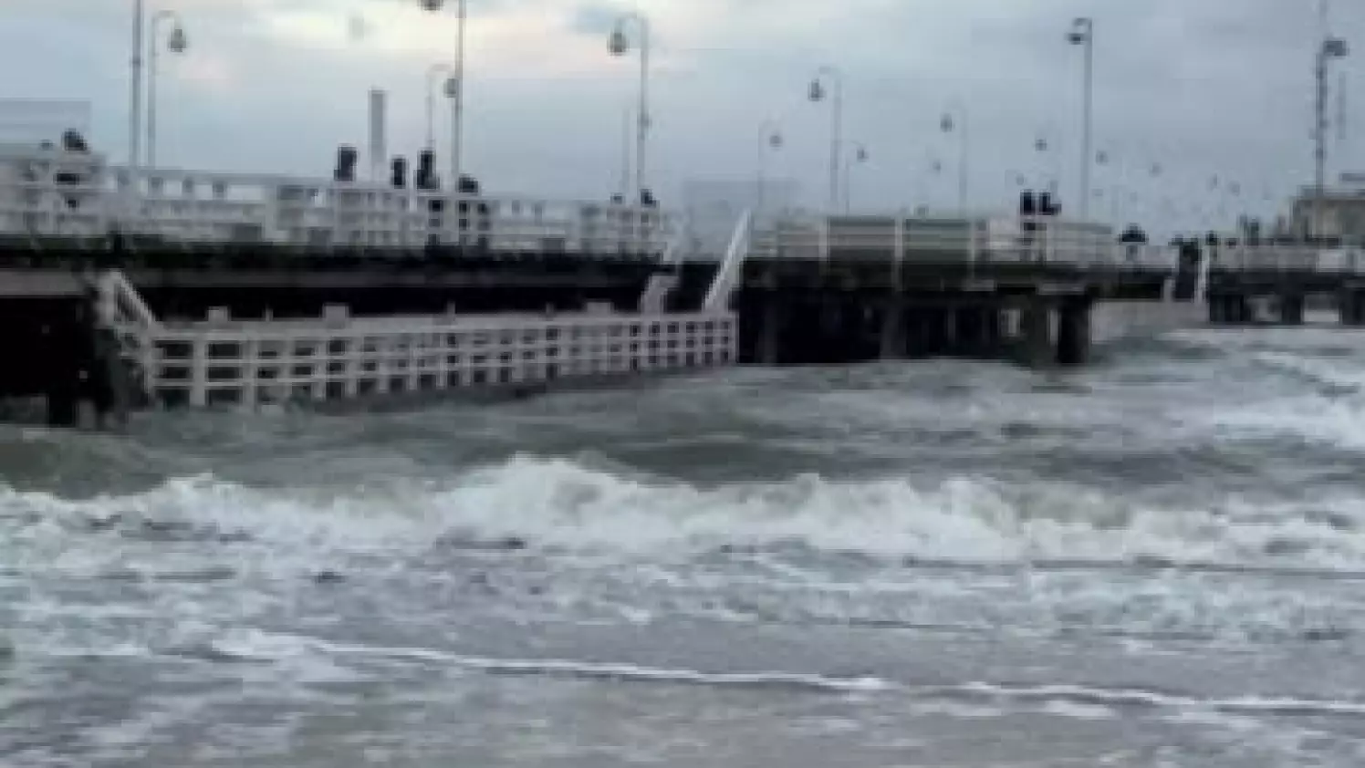 Wiatr szleje na Pomorzu – przy molo w Sopocie porozrzucał deski