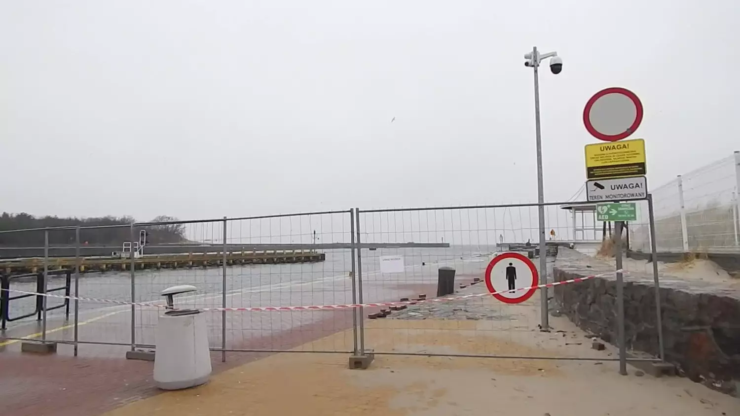 Wschodni falochron w porcie w Ustce zamknięty po ostatniej cofce