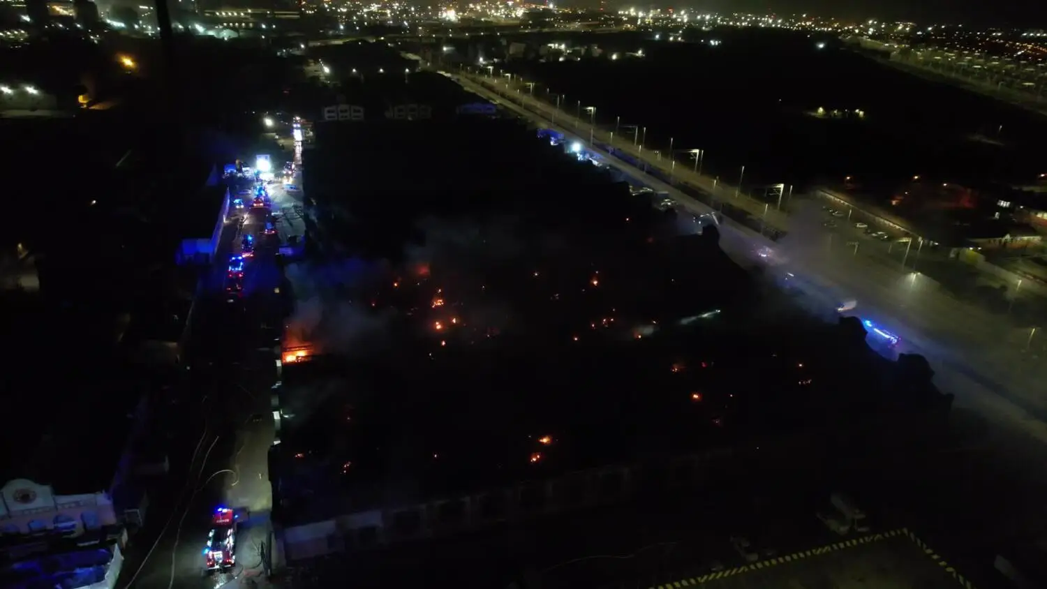Dogaszanie pożaru hali w Gdańsku. Nocne działania strażaków