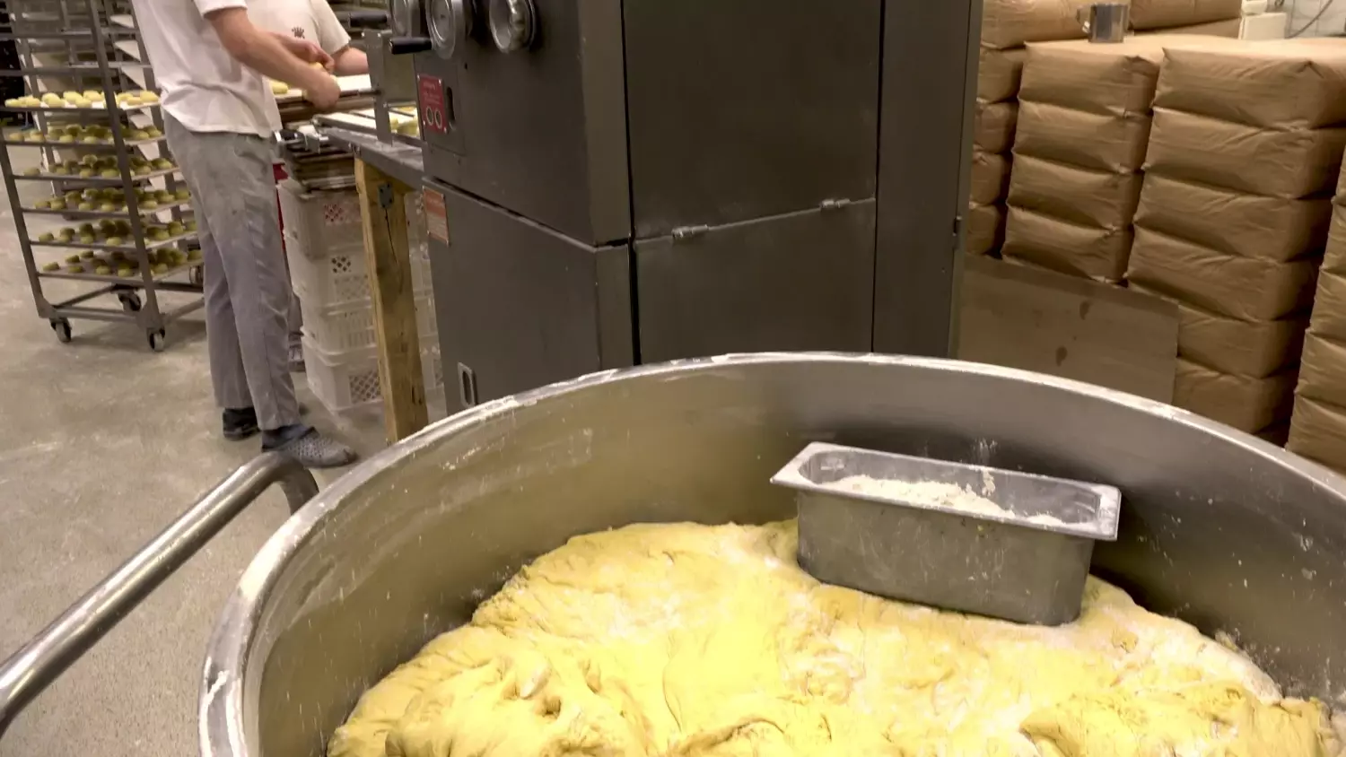 Tłusty czwartek 2025. Zobacz, jak powstają pączki