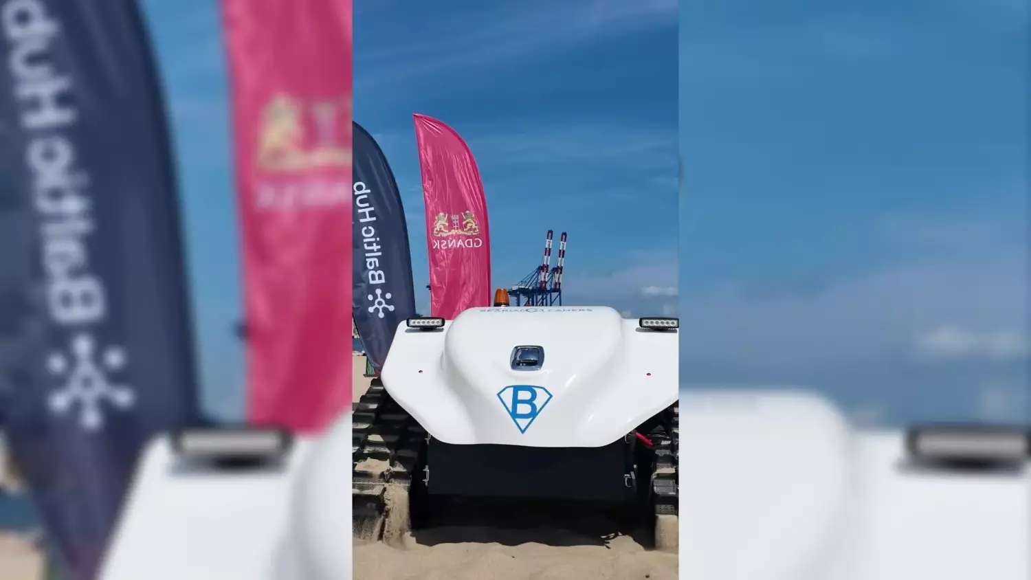 Zobacz, jak pracuje BeBot. To nowoczesny robot sprzątający plażę w Gdańsku-Stogach