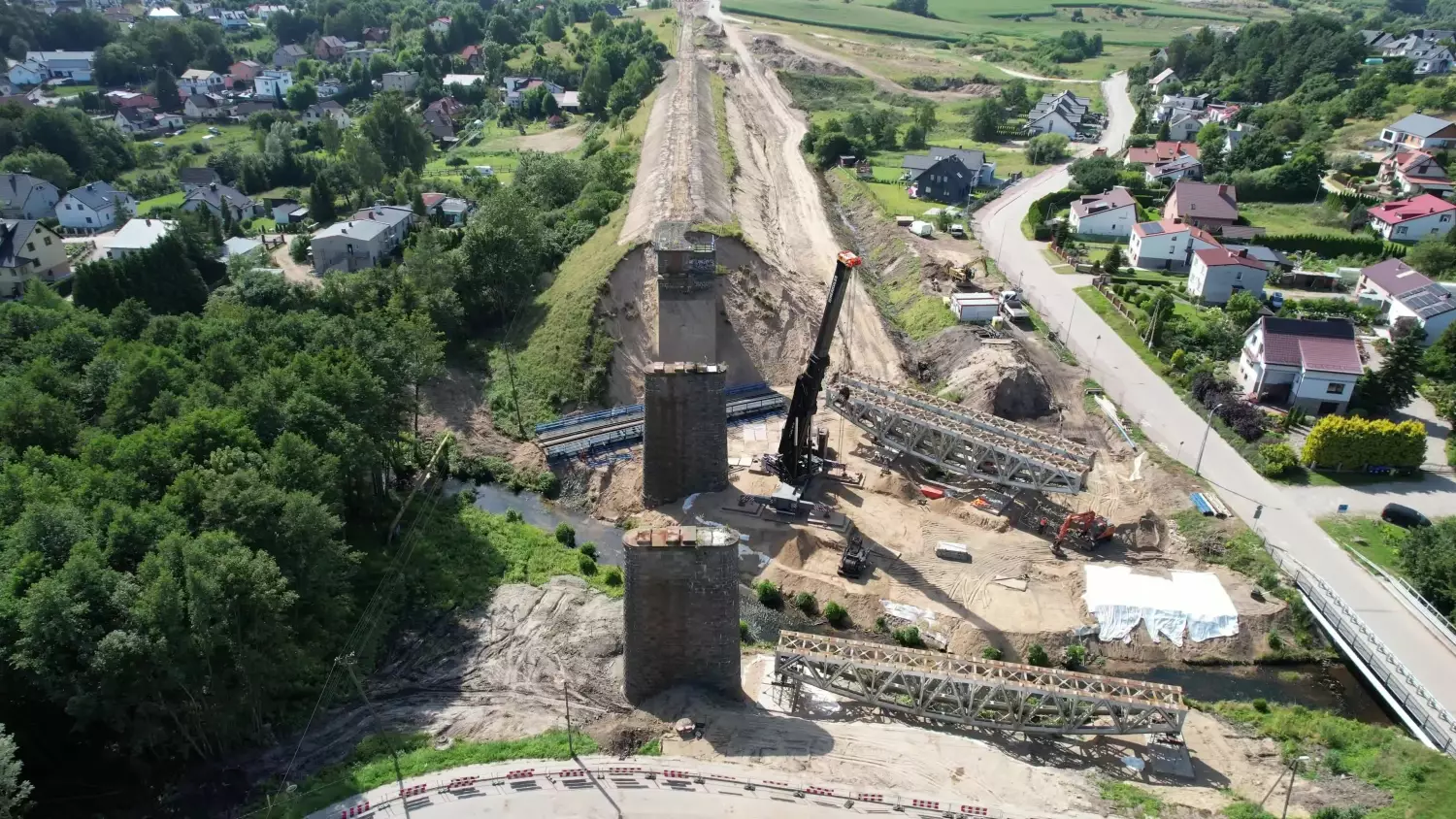 Trwa rozbiórka zabytkowego mostu kolejowego w Żukowie [FILM]