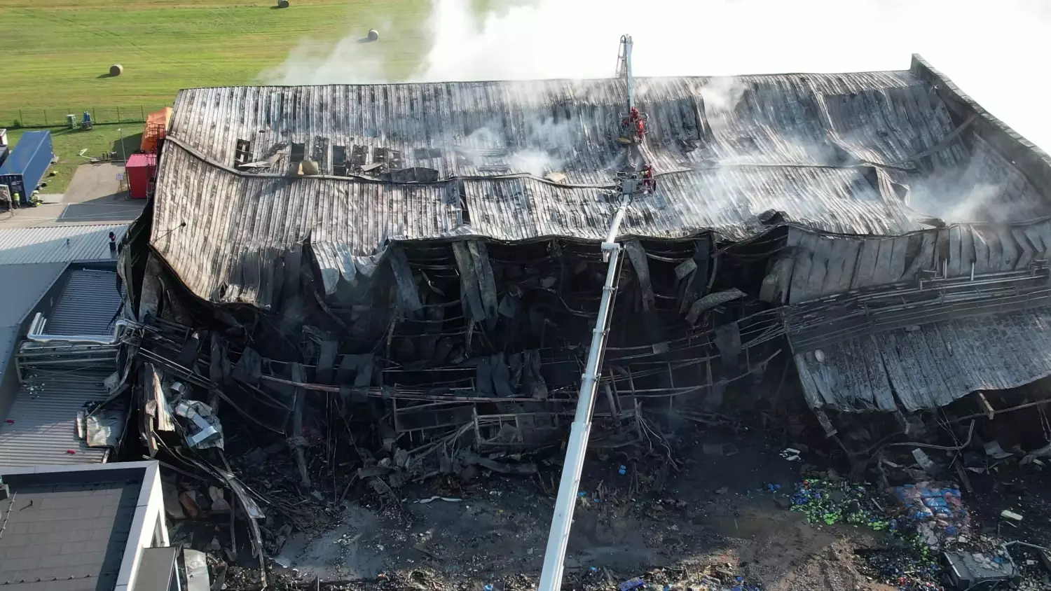 Ogromny pożar zakładów mięsnych w Kawlach. W akcji zaginął strażak [FILM]