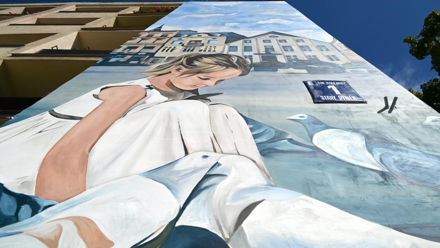 Nowy mural w Słupsku na Starym Rynku. Dziewczynka z gołębiami i kamienice w tle