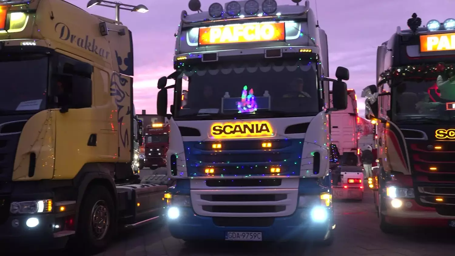 konwoj-mikolajow-w-ciezarowkach.mp4