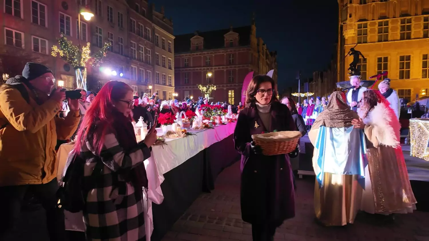 Wspólna Gdańska Wigilia na Długim Targu. Były życzenia, dzielenie się opłatkiem i kolędy