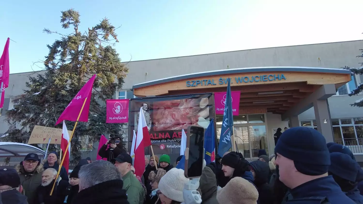 Kaja Godek pod szpitalem w Gdańsku. Miasto rozwiązało zgromadzenie