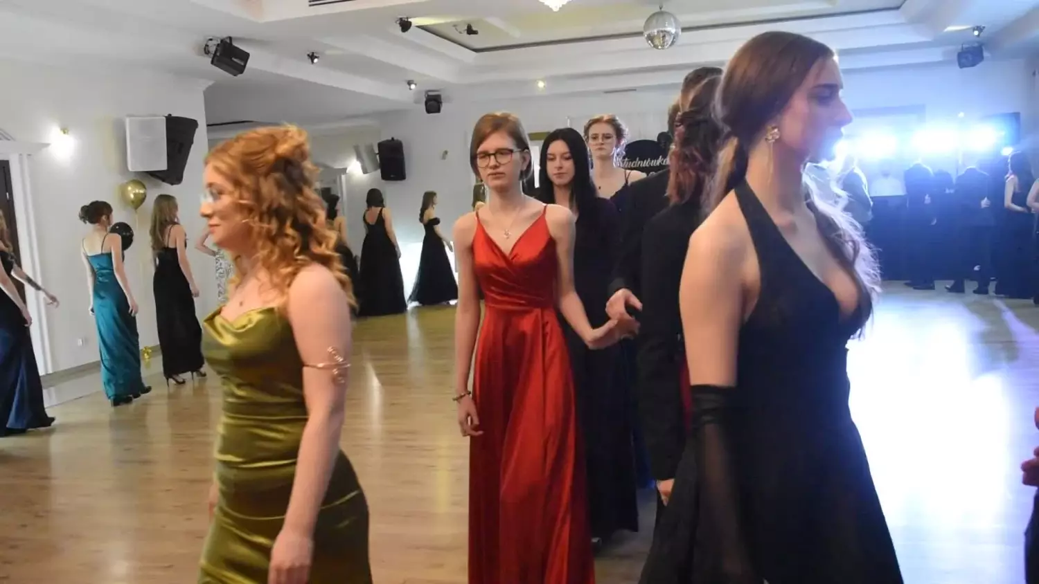 Perfekcyjny polonez PZS w Somoninie! Dyrektorka na czele i zero pomyłek. Zobacz wideo!