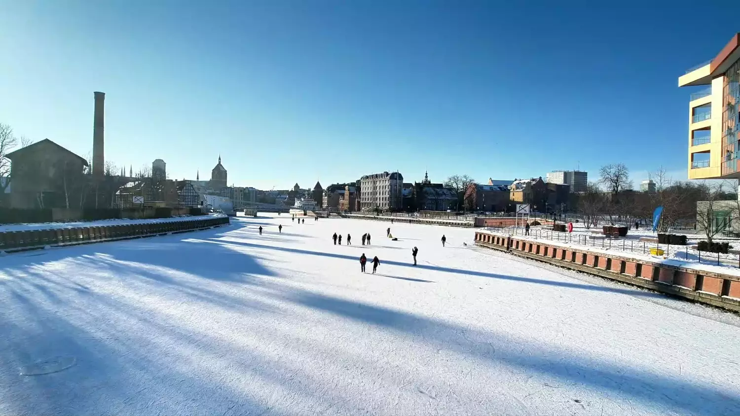 Zamarznięta Motława przyciąga tłumy. Służby ostrzegają przed niebezpieczeństwem