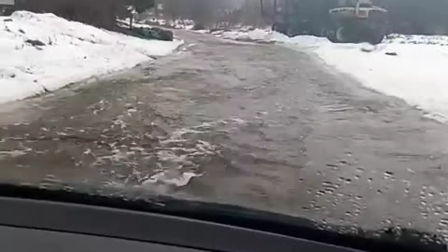 Zalana droga w miejscowości Osieki, w gminie Kępice