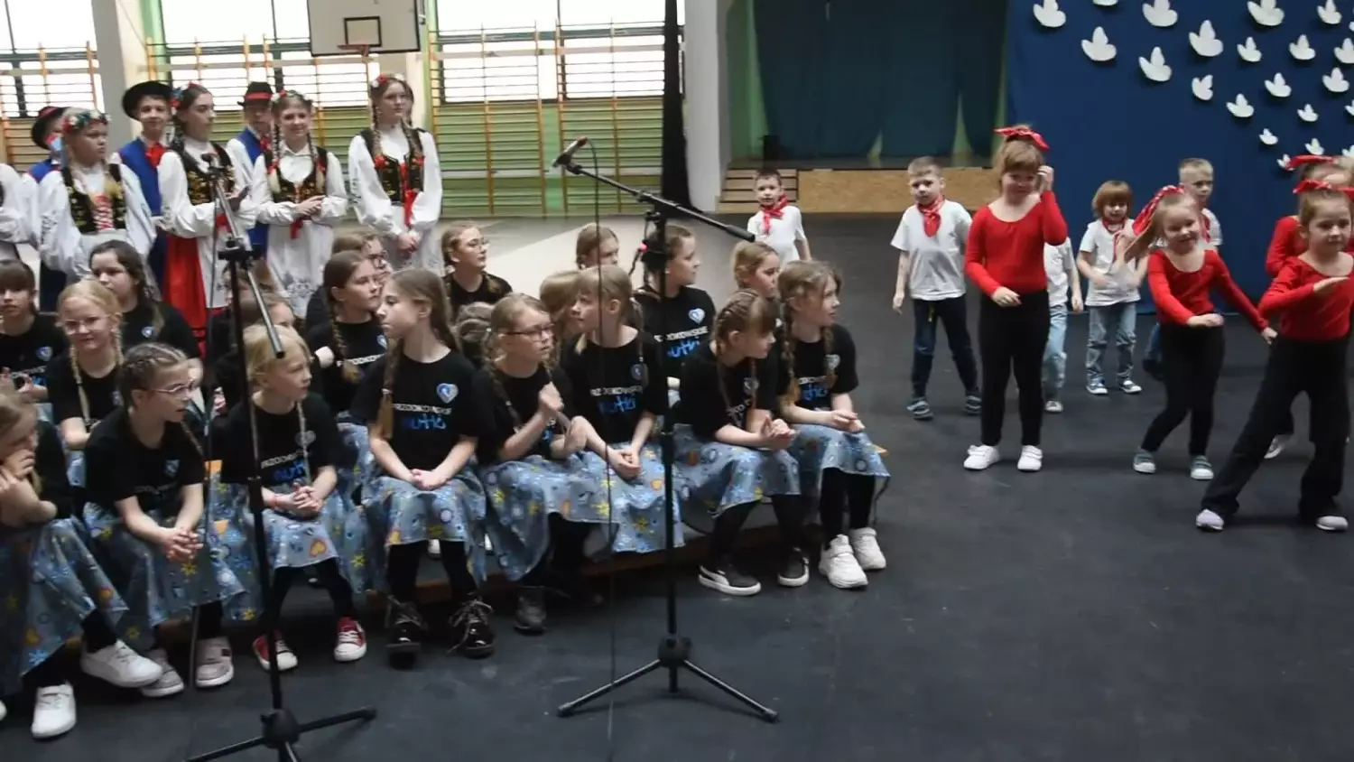 Występ dzieci podczas otwarcia nowej części Szkoły Podstawowej w Przodkowie