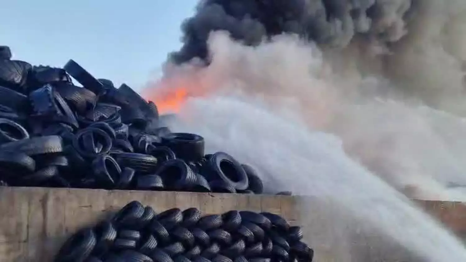 Pożar w Rożentalu! Tysiące opon w płomieniach. Nagranie z akcji gaśniczej