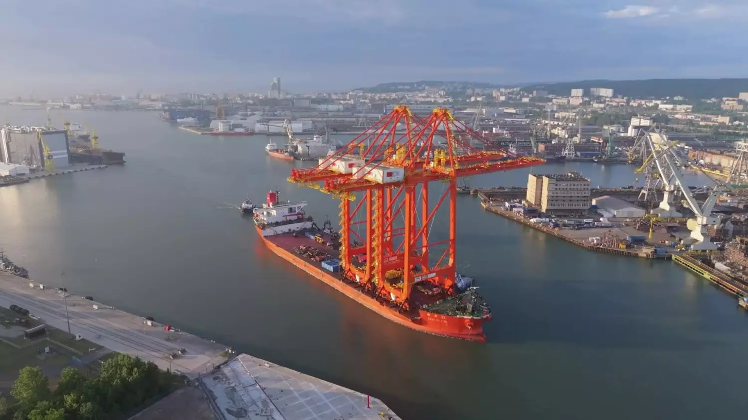 Gigantyczne suwnice wpływają do Portu Gdynia. Zobacz niesamowity transport!