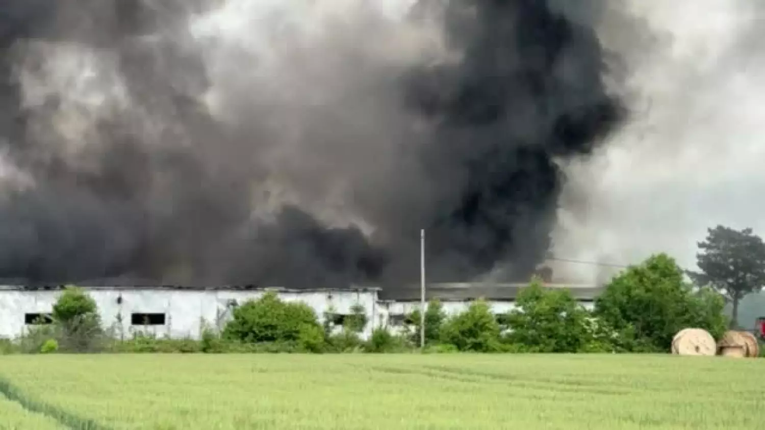 Pożar fabryki kosmetyków. Słychać wybuchy