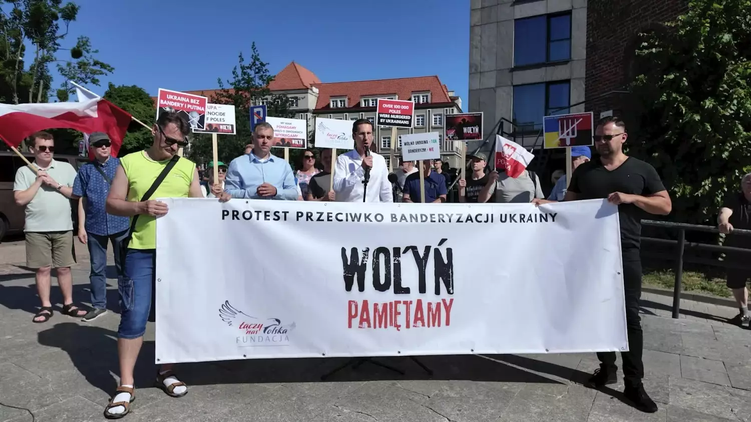 Film z protestu na Targu Rybnym podczas Konferencji na rzecz Odbudowy Ukrainy w Gdańsku