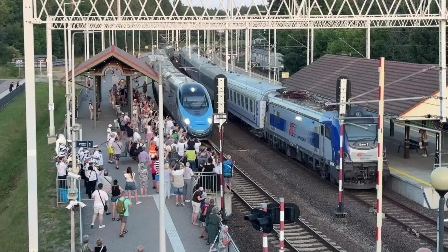 Pociąg Pendolino pierwszy raz w Ustce. Gości przywitała orkiestra dęta