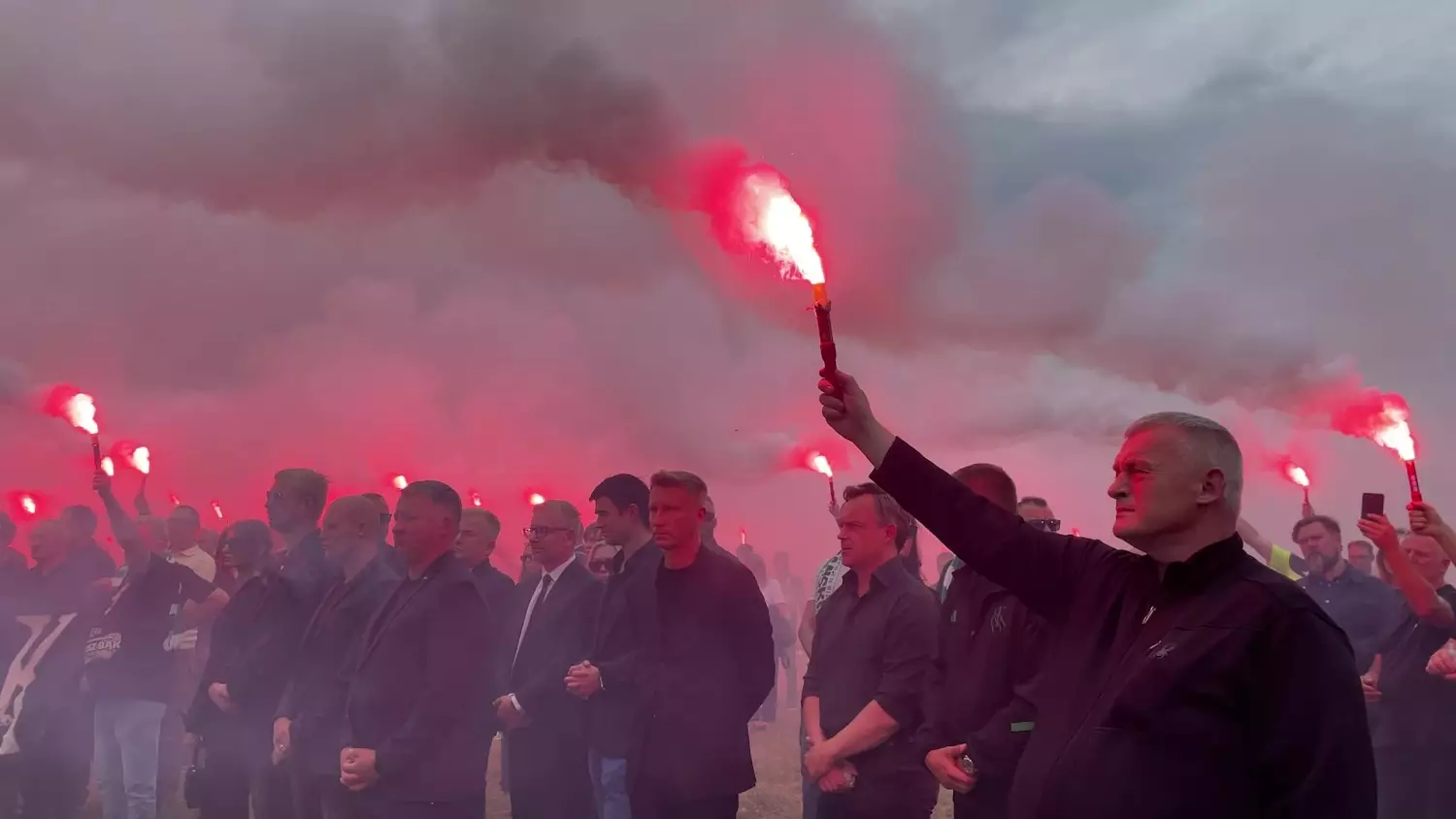 Poruszające pożegnanie Mateusza Bąka. Kibice Lechii Gdańsk odpalili race na pogrzebie