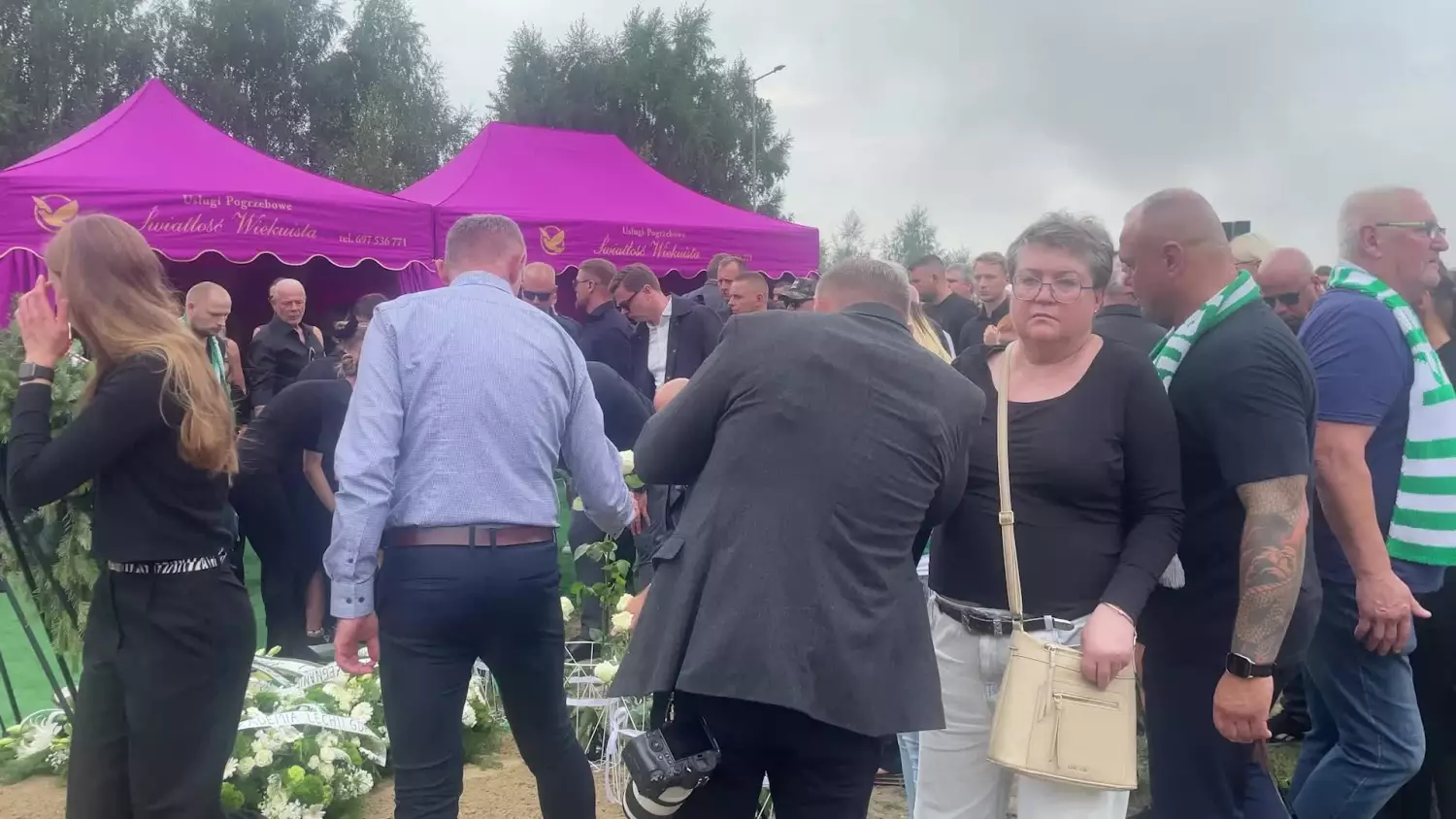 Wzruszające pożegnanie Mateusza Bąka. Kibice Lechii Gdańsk składają białe róże na pogrzebie