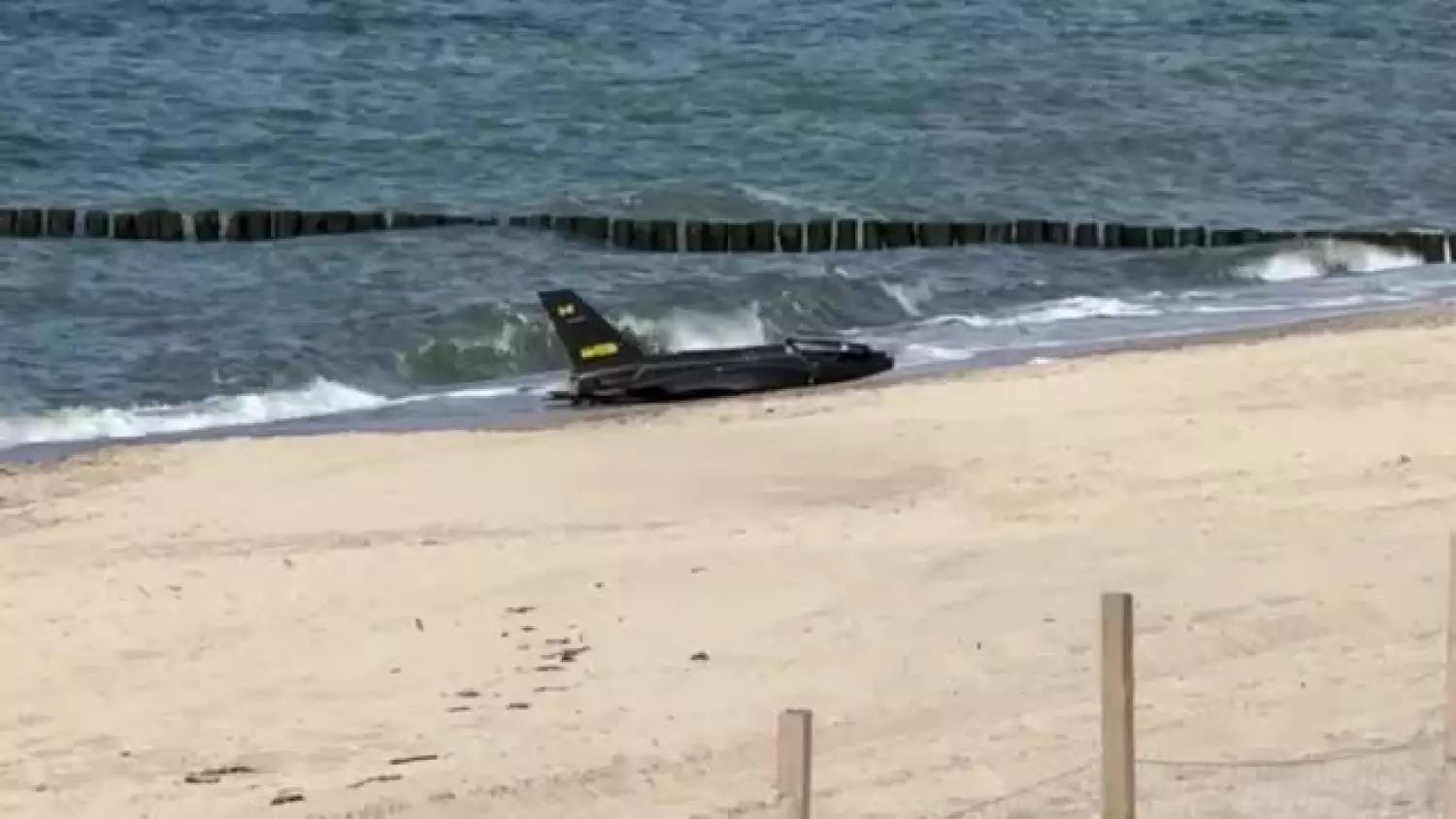Tak wygląda wojskowy dron wyrzucony na plażę koło Jarosławca