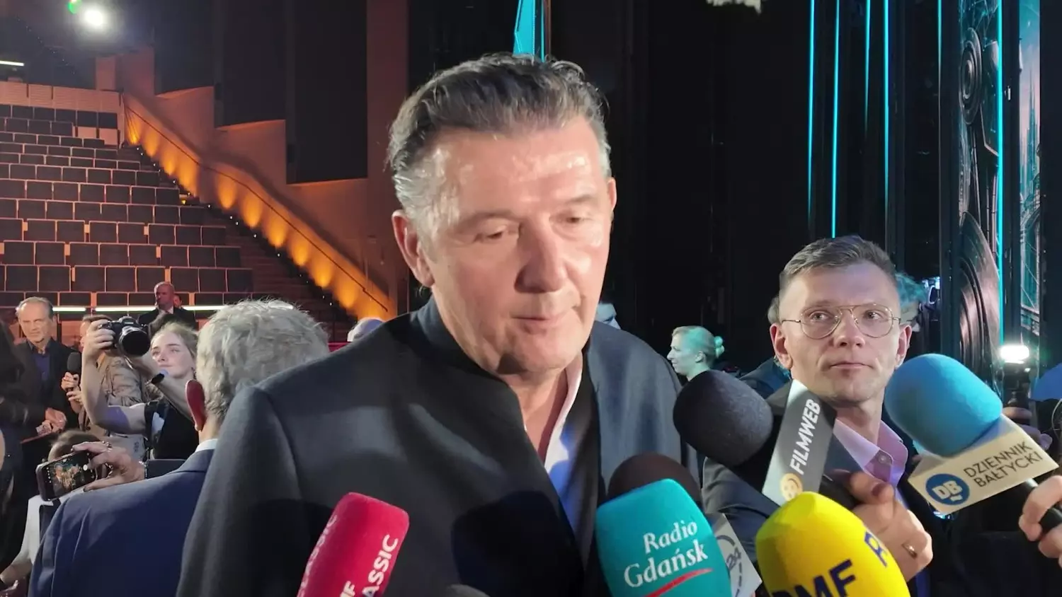 WIELKĄ NAGRODĘ 51. FPFF w Gdyni „ZŁOTE LWY” otrzymał film "Przez Ścianę" Macieja Sobieszczańskiego